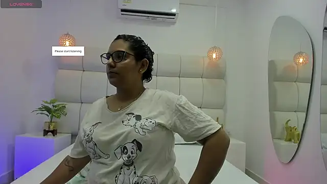 DanielleEvans  online show from November 19, 2025, 11:10 am