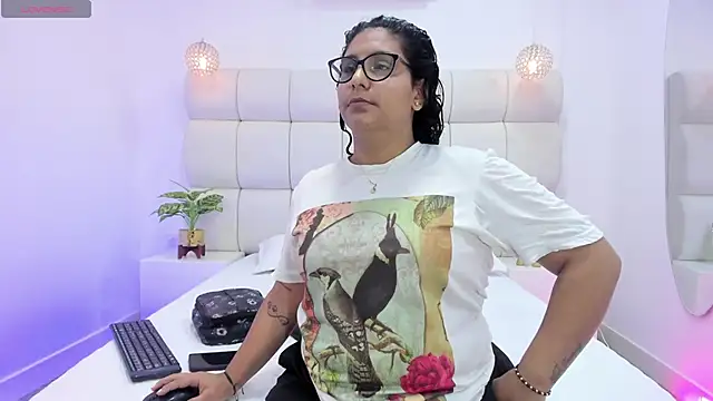 DanielleEvans  online show from October 31, 2025, 11:29 am