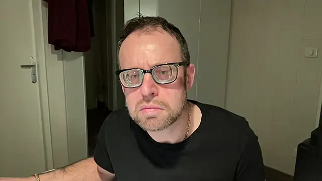 Snapshot of FABIOGLASSES chatting on January 3, 2025, 10:29 pm FABIOGLASSES online show from January 3, 2025, 10:29 pm