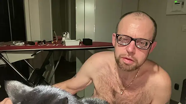 Snapshot of FABIOGLASSES chatting on October 6, 2025, 8:42 pm FABIOGLASSES online show from October 6, 2025, 8:42 pm