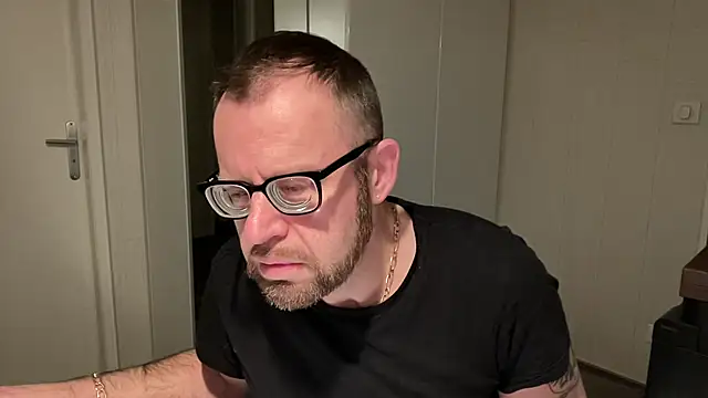 Snapshot of FABIOGLASSES chatting on December 15, 2024, 4:26 pm FABIOGLASSES online show from December 15, 2024, 4:26 pm