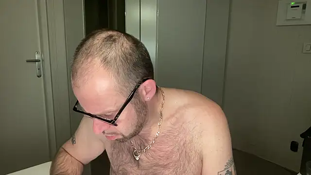 Snapshot of FABIOGLASSES chatting on October 11, 2025, 8:32 pm FABIOGLASSES online show from October 11, 2025, 8:32 pm