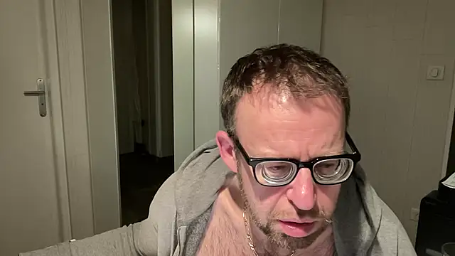 Snapshot of FABIOGLASSES chatting on January 19, 2025, 12:06 am FABIOGLASSES online show from January 19, 2025, 12:06 am