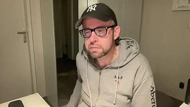 Snapshot of FABIOGLASSES chatting on September 26, 2025, 8:59 pm FABIOGLASSES online show from September 26, 2025, 8:59 pm