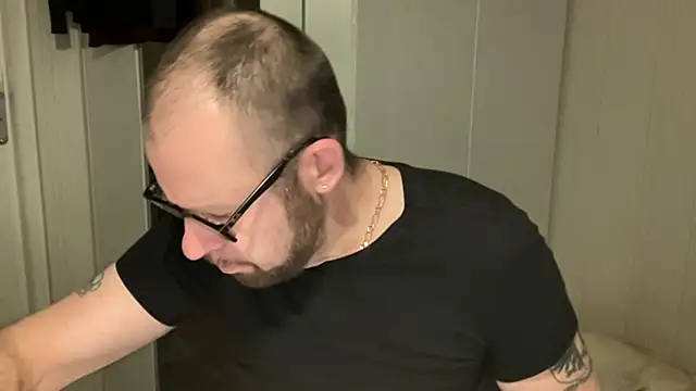 Snapshot of FABIOGLASSES chatting on November 13, 2025, 10:13 pm FABIOGLASSES online show from November 13, 2025, 10:13 pm