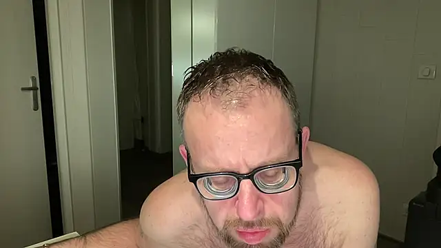 Snapshot of FABIOGLASSES chatting on December 27, 2024, 10:16 pm FABIOGLASSES online show from December 27, 2024, 10:16 pm