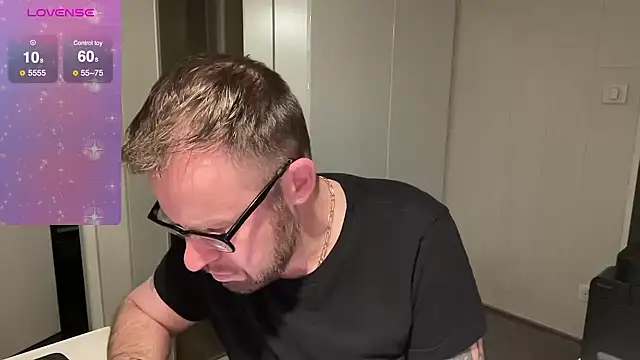 Snapshot of FABIOGLASSES chatting on February 7, 2025, 10:41 pm FABIOGLASSES online show from February 7, 2025, 10:41 pm