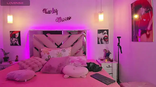 Snapshot of Karly_moon chatting on November 19, 2025, 5:13 pm Karly moon online show from November 19, 2025, 5:13 pm