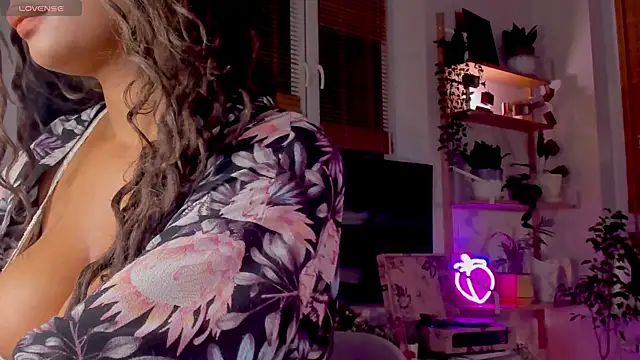 Snapshot of Ana_Peachy_ chatting on December 17, 2024, 11:16 pm Ana Peachy online show from December 17, 2024, 11:16 pm