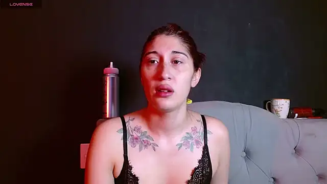 Snapshot of Red-moon1 chatting on January 15, 2026, 5:33 am Red-moon1 online show from January 15, 2026, 5:33 am