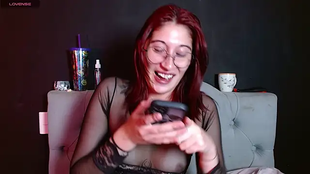 Snapshot of Red-moon1 chatting on January 10, 2026, 4:19 am Red-moon1 online show from January 10, 2026, 4:19 am