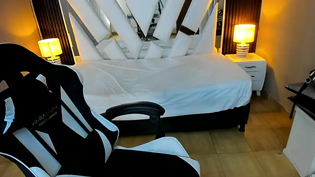 Linda4Petite online show from February 1, 2026, 1:53 pm