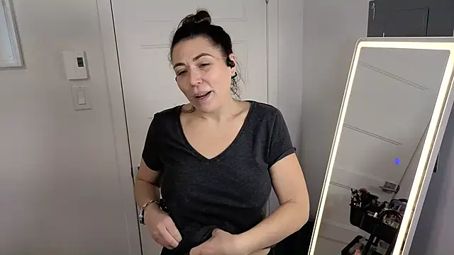 Snapshot of Ellie-L-Elizabeth chatting on December 4, 2025, 3:11 pm Ellie-L-Elizabeth online show from December 4, 2025, 3:11 pm