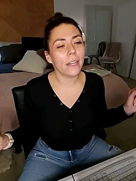 Snapshot of Ellie-L-Elizabeth chatting on November 25, 2025, 7:47 pm Ellie-L-Elizabeth online show from November 25, 2025, 7:47 pm