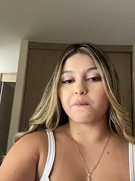 lunablossom  online show from January 11, 2026, 9:11 pm