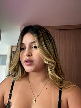 lunablossom  online show from November 10, 2025, 9:31 pm