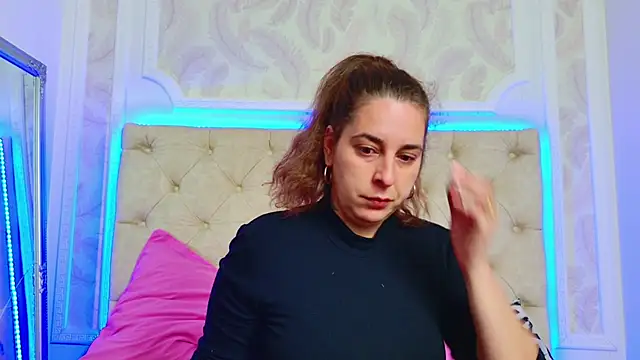 KarinaNoir online show from April 6, 2026, 3:57 am