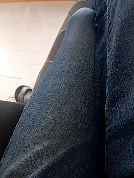 Snapshot of mickzizi chatting on December 17, 2025, 10:31 am mickzizi online show from December 17, 2025, 10:31 am