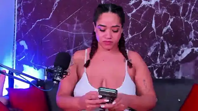 Snapshot of HannaMiills@xh chatting on February 3, 2026, 2:44 pm HannaMiillsxh online show from February 3, 2026, 2:44 pm