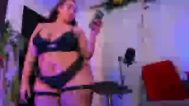 Snapshot of HannaMiills@xh chatting on April 21, 2026, 2:01 pm HannaMiillsxh online show from April 21, 2026, 2:01 pm