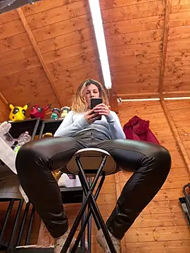 Snapshot of DaisyVibesss chatting on December 28, 2024, 12:35 pm DaisyVibesss online show from December 28, 2024, 12:35 pm