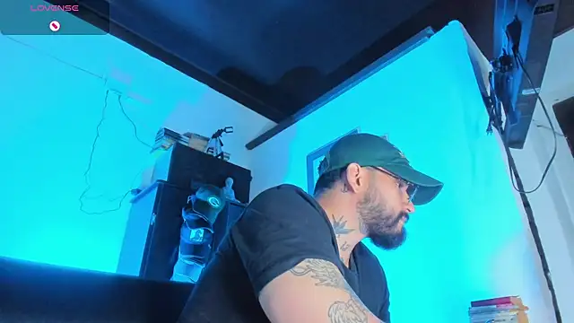 Snapshot of CamiloGray_ chatting on October 9, 2025, 1:44 pm CamiloGray online show from October 9, 2025, 1:44 pm