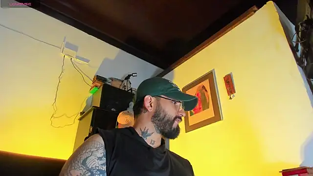 Snapshot of CamiloGray_ chatting on November 4, 2025, 1:59 pm CamiloGray online show from November 4, 2025, 1:59 pm