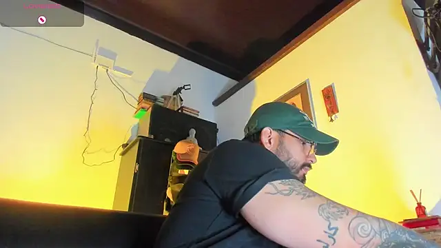 Snapshot of CamiloGray_ chatting on November 9, 2025, 1:26 pm CamiloGray online show from November 9, 2025, 1:26 pm