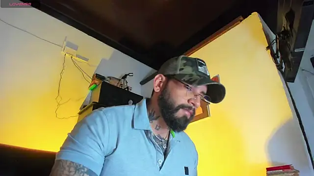 Snapshot of CamiloGray_ chatting on October 22, 2025, 1:43 pm CamiloGray online show from October 22, 2025, 1:43 pm