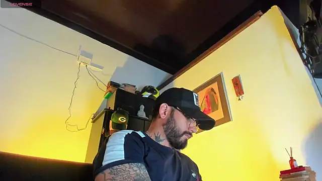 Snapshot of CamiloGray_ chatting on December 2, 2025, 1:57 pm CamiloGray online show from December 2, 2025, 1:57 pm