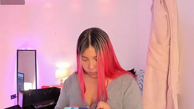 Snapshot of SophieRossi chatting on November 8, 2025, 3:32 am SophieRossi online show from November 8, 2025, 3:32 am