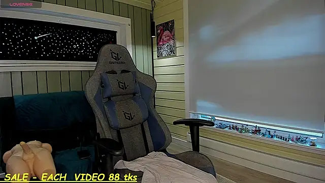 Snapshot of SandyChris chatting on December 14, 2025, 9:15 am SandyChris online show from December 14, 2025, 9:15 am