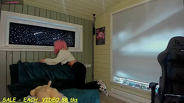 Snapshot of SandyChris chatting on November 14, 2025, 10:19 am SandyChris online show from November 14, 2025, 10:19 am