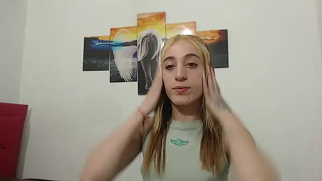 andreahhill online show from April 9, 2026, 9:43 pm