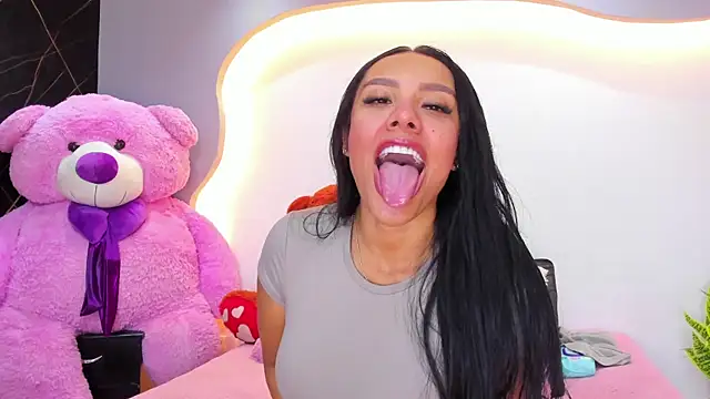 HeidyWillss online show from May 30, 2026, 7:41 pm
