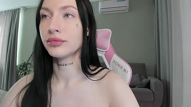 Snapshot of JenniferQueen11 chatting on October 18, 2025, 6:26 am JenniferQueen11 online show from October 18, 2025, 6:26 am