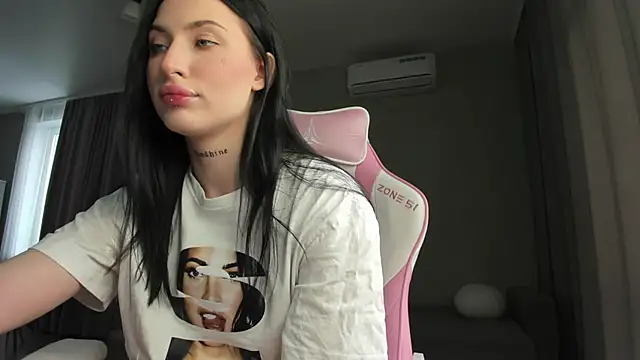 Snapshot of JenniferQueen11 chatting on March 4, 2025, 10:02 am JenniferQueen11 online show from March 4, 2025, 10:02 am