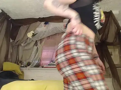 Snapshot of MaxiMillz chatting on February 9, 2026, 3:43 pm MaxiMillz online show from February 9, 2026, 3:43 pm