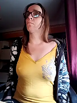 Snapshot of Dettybitch40 chatting on October 5, 2025, 7:54 am Dettybitch40 online show from October 5, 2025, 7:54 am