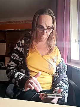 Snapshot of Dettybitch40 chatting on October 7, 2025, 8:37 am Dettybitch40 online show from October 7, 2025, 8:37 am