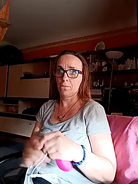 Snapshot of Dettybitch40 chatting on September 14, 2025, 2:06 pm Dettybitch40 online show from September 14, 2025, 2:06 pm