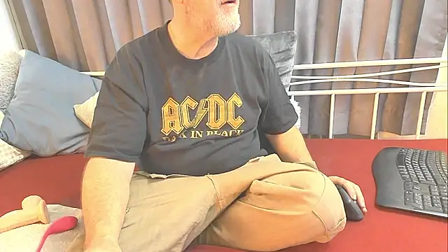 Snapshot of openminddaddy chatting on February 1, 2025, 4:03 am openminddaddy online show from February 1, 2025, 4:03 am