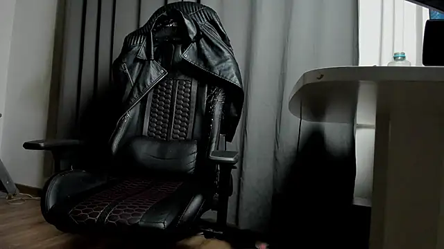 liamaesthetic online show from December 5, 2024, 5:21 am