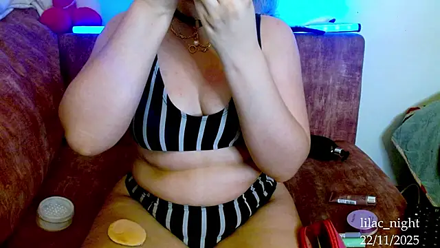 Snapshot of lilac_night33 chatting on November 22, 2025, 9:02 pm lilac night33 online show from November 22, 2025, 9:02 pm