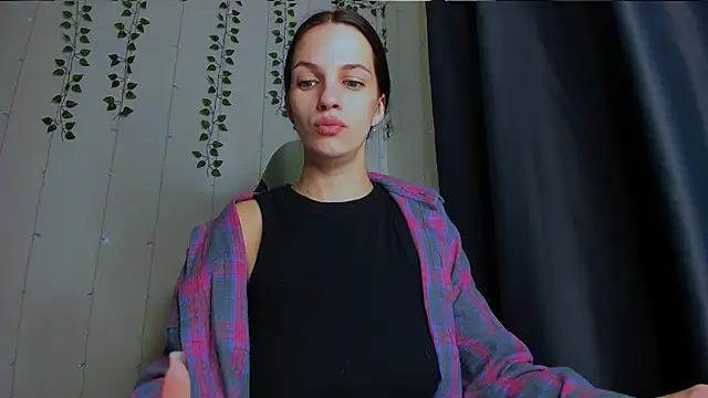 Snapshot of KarlaSim chatting on November 11, 2025, 7:19 pm KarlaSim online show from November 11, 2025, 7:19 pm