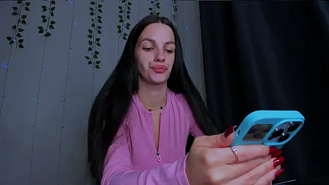 Snapshot of KarlaSim chatting on November 4, 2025, 10:24 pm KarlaSim online show from November 4, 2025, 10:24 pm