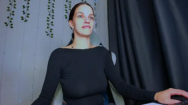 Snapshot of KarlaSim chatting on October 24, 2025, 10:31 pm KarlaSim online show from October 24, 2025, 10:31 pm