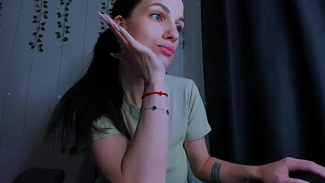 Snapshot of KarlaSim chatting on December 3, 2025, 9:47 pm KarlaSim online show from December 3, 2025, 9:47 pm