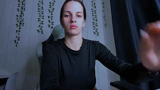 Snapshot of KarlaSim chatting on December 1, 2025, 8:42 pm KarlaSim online show from December 1, 2025, 8:42 pm