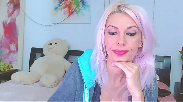 HoneyLara online show from December 1, 2025, 11:27 pm